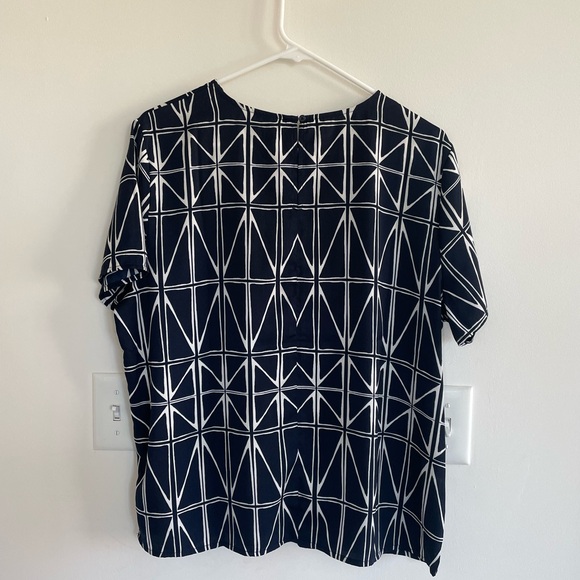 Contemporary Banana Republic top - Picture 2 of 6